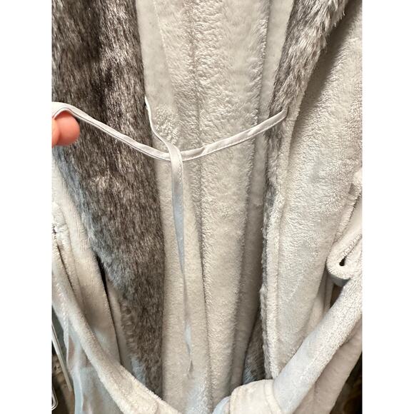 SOMA Robe Sz L/XL Long Plush Cozy pockets Faux Fur On Cuffs & Neck Large or XL - Picture 6 of 10